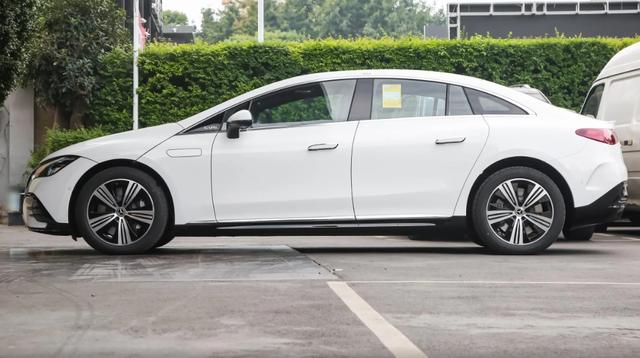 47.8萬(wàn)元起售，純電續(xù)航681km，2025款奔馳EQE值得選擇嗎？-有駕