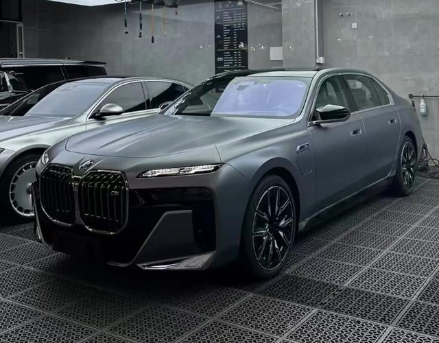 寶馬i7 M70L，前后搭載雙電機，爆741匹馬力，售價189.9萬起-有駕