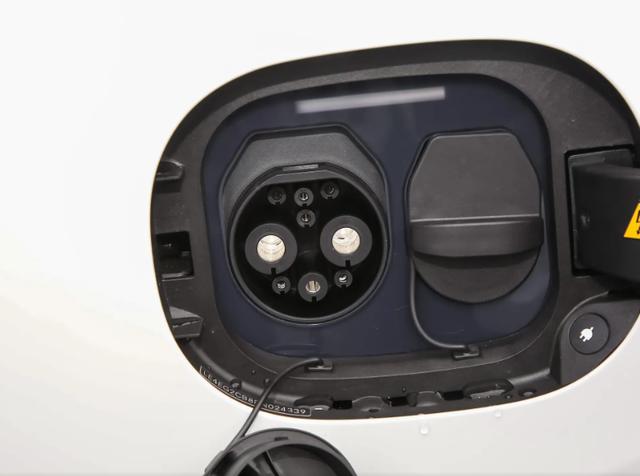 47.8萬(wàn)元起售，純電續(xù)航681km，2025款奔馳EQE值得選擇嗎？-有駕