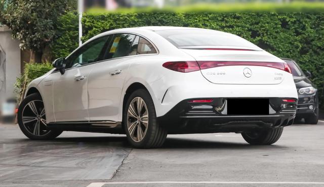 47.8萬(wàn)元起售，純電續(xù)航681km，2025款奔馳EQE值得選擇嗎？-有駕