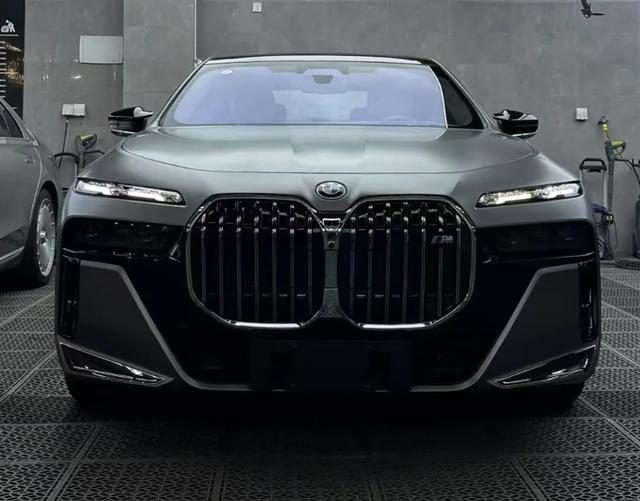 寶馬i7 M70L，前后搭載雙電機，爆741匹馬力，售價189.9萬起-有駕