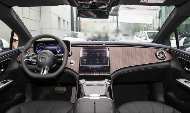 47.8萬(wàn)元起售，純電續(xù)航681km，2025款奔馳EQE值得選擇嗎？-有駕