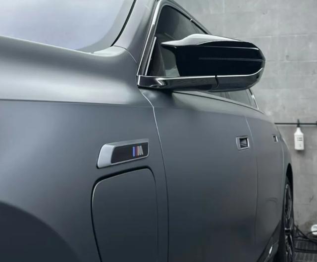 寶馬i7 M70L，前后搭載雙電機，爆741匹馬力，售價189.9萬起-有駕