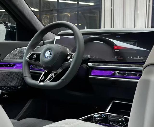 寶馬i7 M70L，前后搭載雙電機，爆741匹馬力，售價189.9萬起-有駕