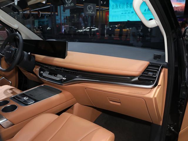 MPV價格屠夫！5米多車長配2.0引擎，級別看齊賽那GL8，僅售10萬-有駕