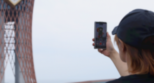 觀眾通過手機掃碼，觀看&ldquo;非遺塔&rdquo;變身&ldquo;竹編技藝&rdquo;&ldquo;火龍燈舞&rdquo;的AR特效