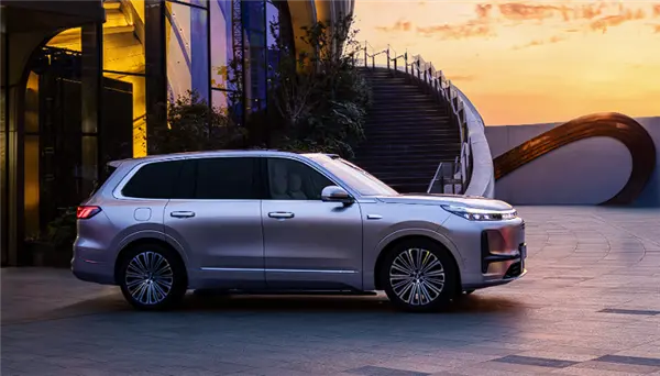 5米2全尺寸SUV殺入20萬內！吉利銀河M9預售：19.38萬元起